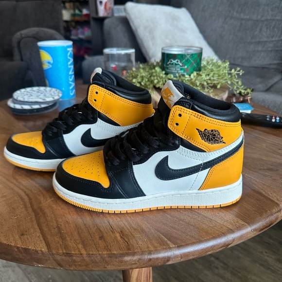 Air Jordan 1 Retro High OG 'Yellow Toe'